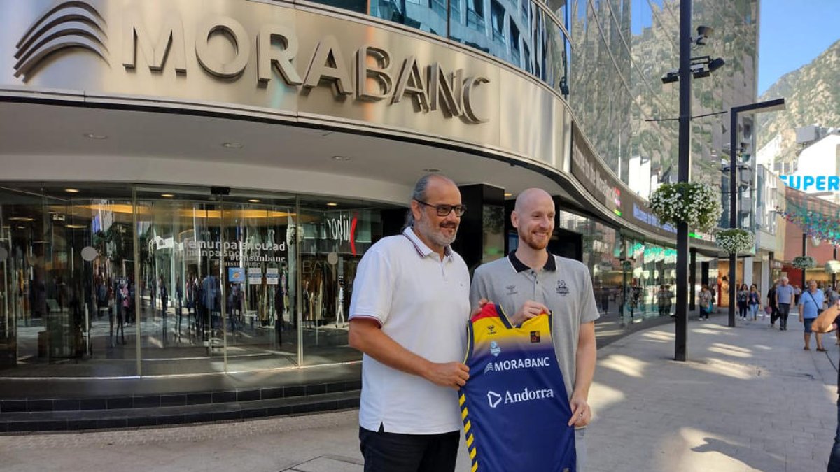 El director general del MoraBanc Andorra, Francesc Solana, i Thomas Schreiner, ahir.