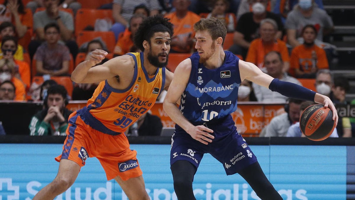 Un jugador del MoraBanc a València.