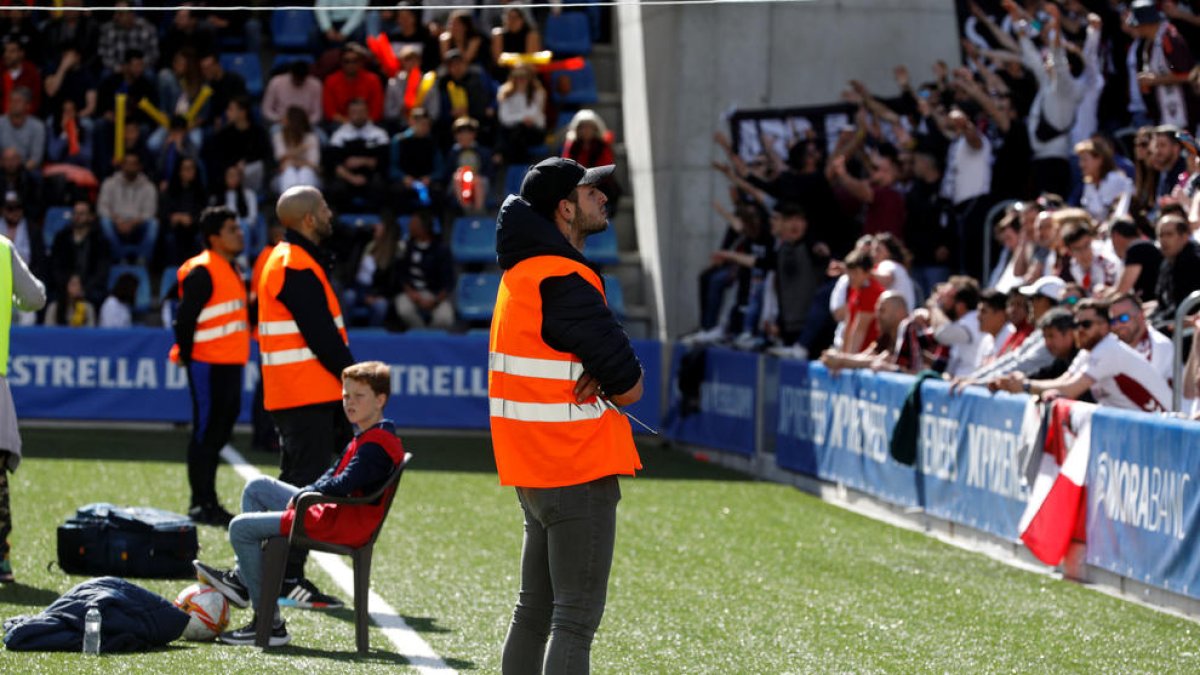 Responsables de seguretat, a l'Estadi Nacional.