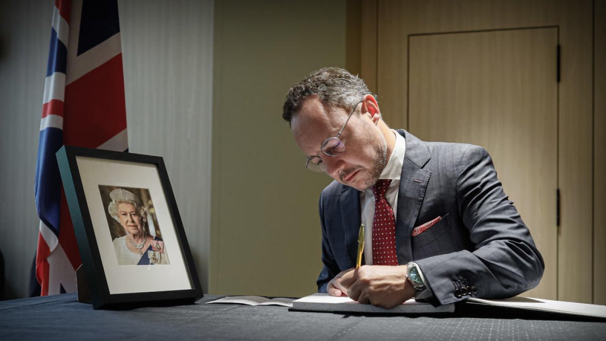 Espot signant el llibre de condol d'Elisabet II