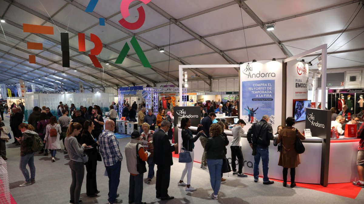 Venda de forfets a la Fira d'Andorra la Vella.
