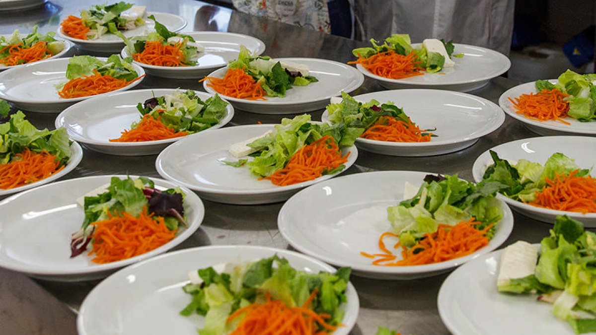 Un aliment fresc com l'enciam pot ser l'origen de la intoxicació alimentària.