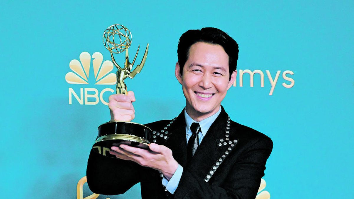 El coreà Lee Jung-Jae ('Squid Game') és el primer actor que guanya un Emmy amb un paper interpretat en una llengua estrangera.