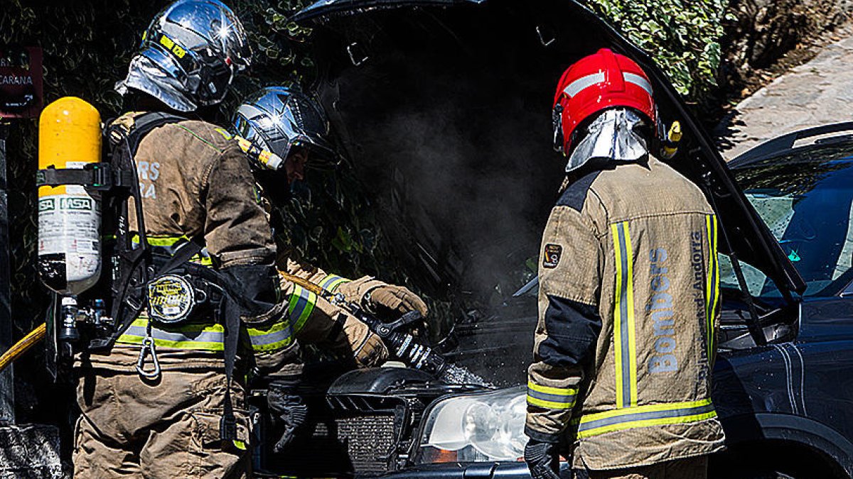 Bombers foc cotxe recurs fum