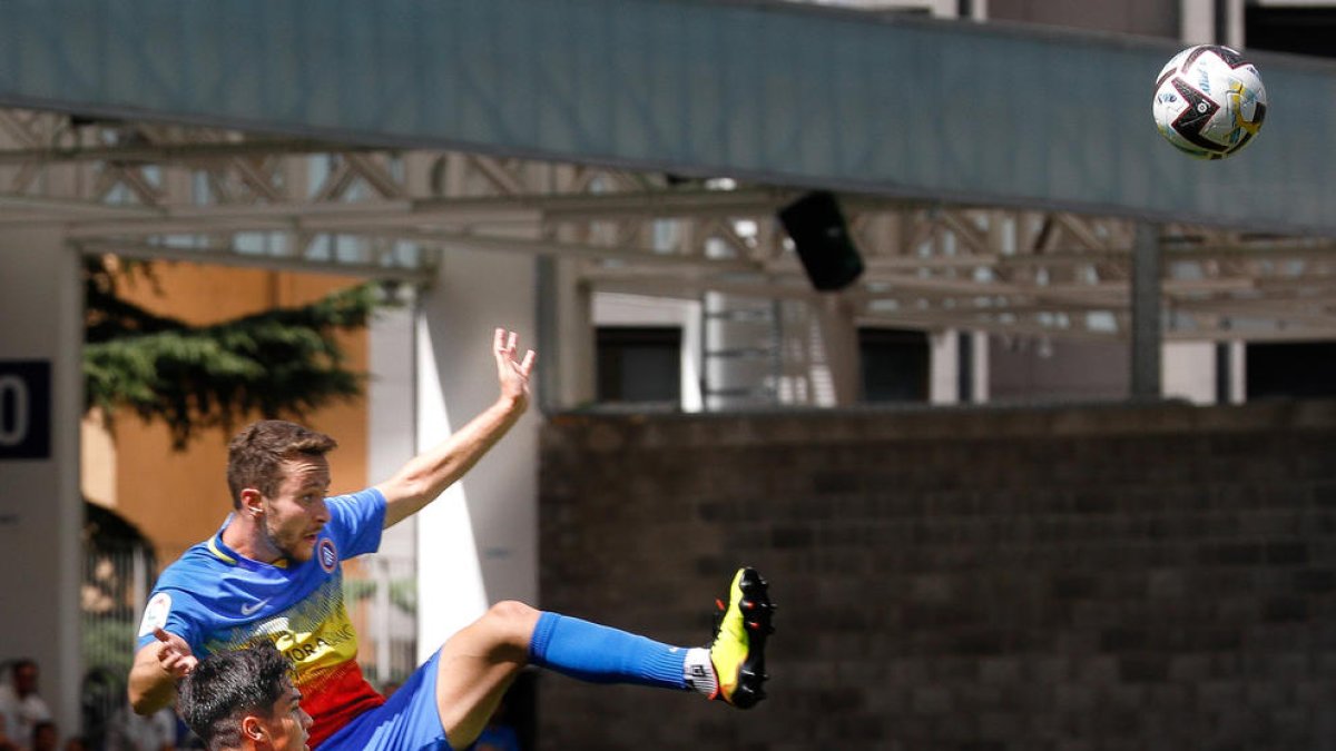 Marc Aguado, un dels fixos el el dibuix d'Eder Sarabia, durant el partit contra el Granada a l'Estadi Nacional.