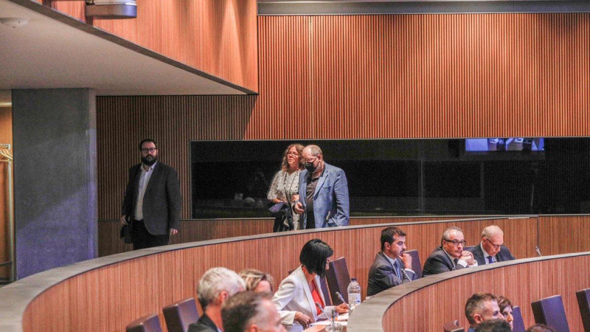 Els consellers socialdemòcrates en el moment de sortir del ple.