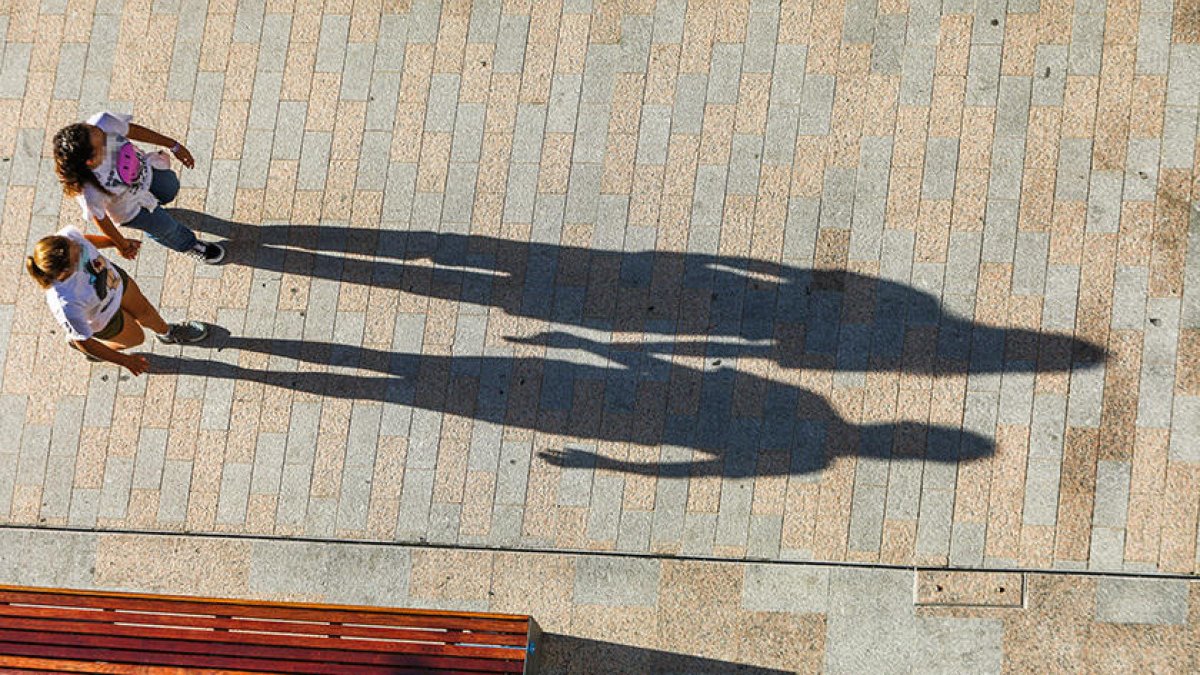 Dues noies passejant pel centre de la capital.