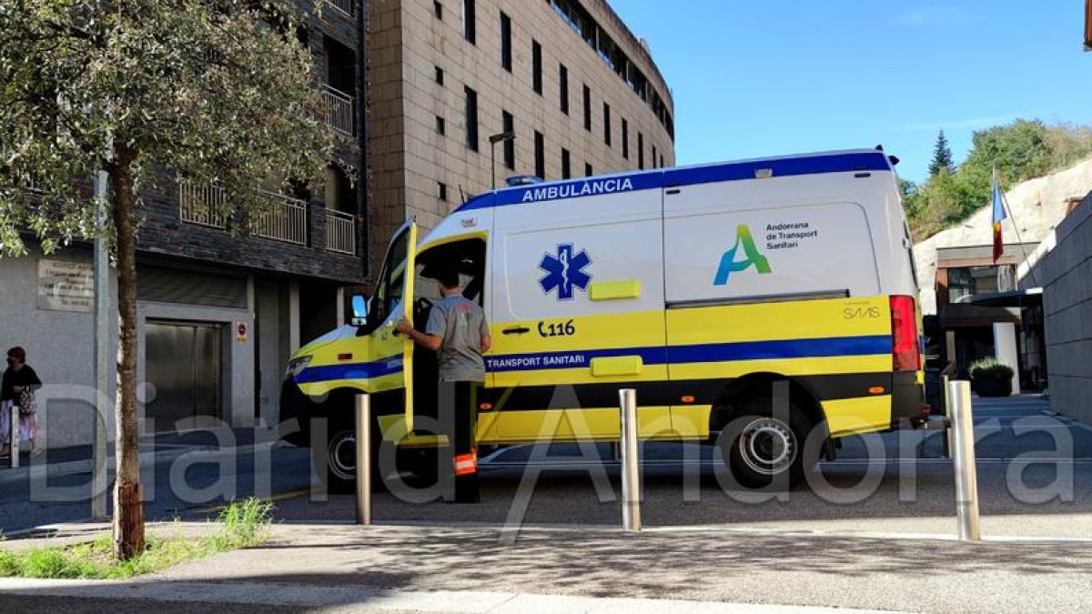 Una ambulància a la porta de l'hospital