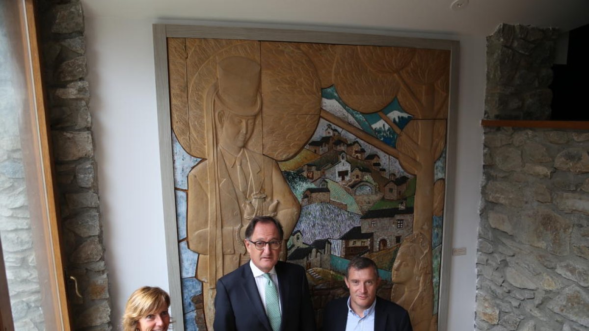 Crèdit Andorrà cedeix a Sant Julià l'obra 'Paisatge amb parella de La Marratxa' de Sergi Mas
