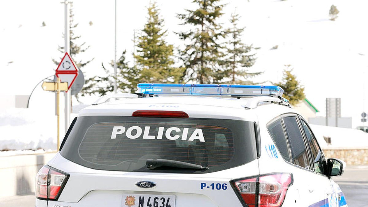 Un vehicle policial al Pas.