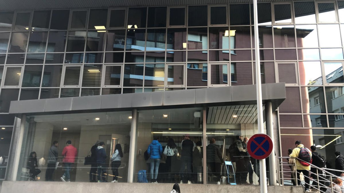 Un grup de temporers fent cua al servei d'Immigració, ahir.