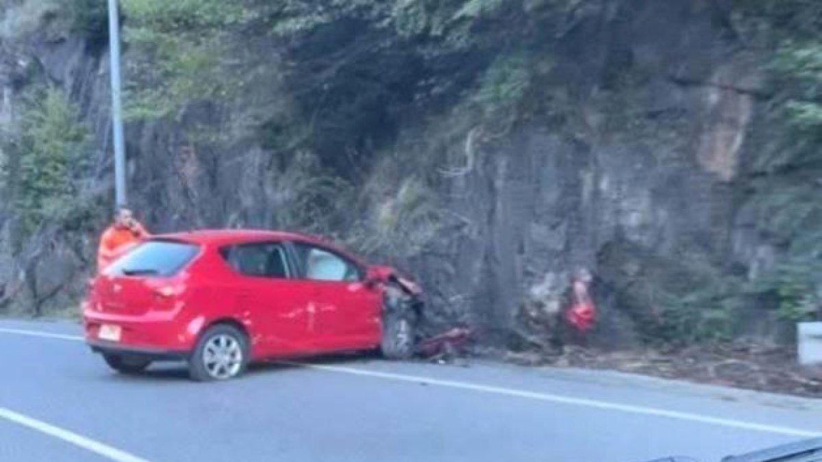 El vehicle ha col·lidit contra una paret del vial.