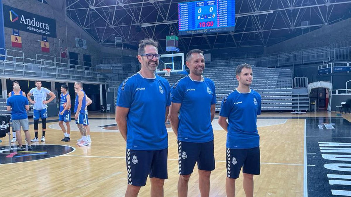 L'equip tècnic, amb Paco Vázquez, Natxo Lezkano i Jandro González, ahir al Poliesportiu.