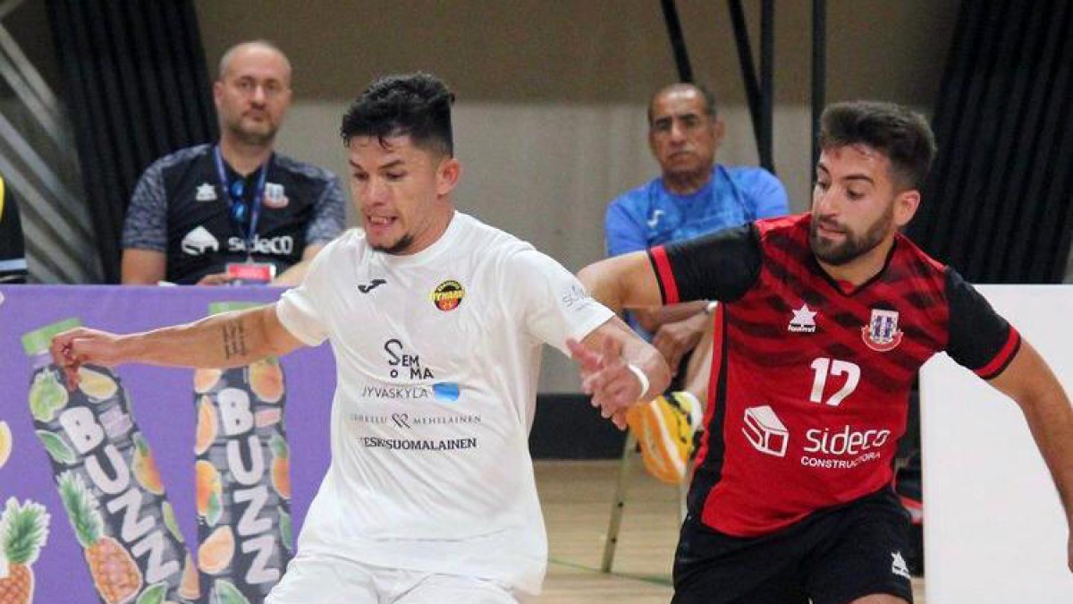 Leo Alves, a la dreta, en el partit davant el Dynamo.