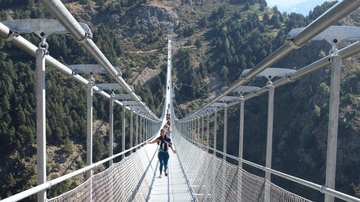 Visitants, ahir al matí, al pont tibetà de Canillo.