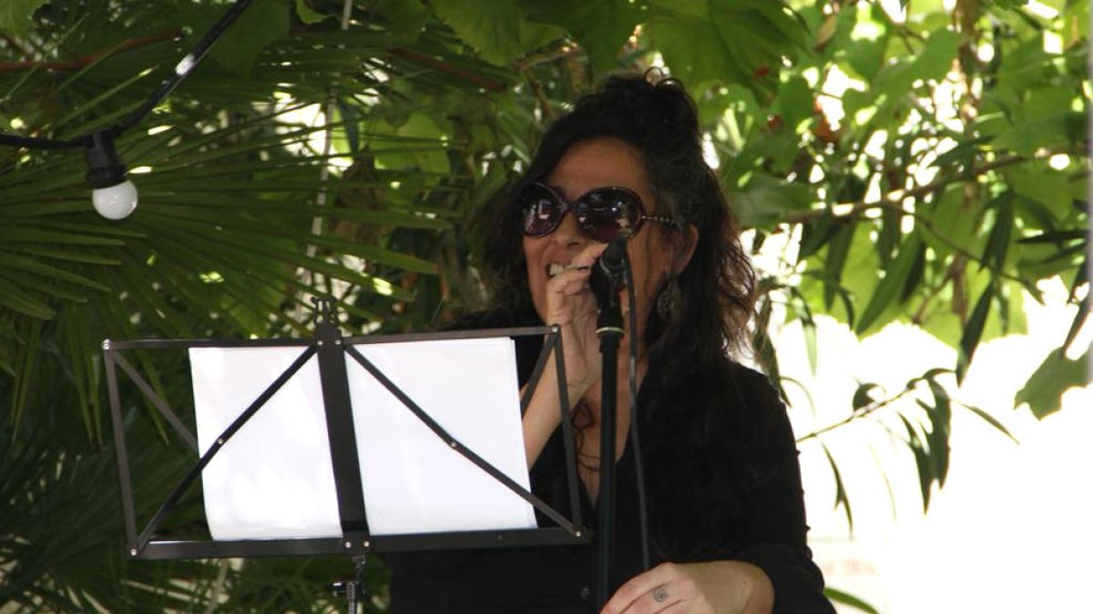 Bàrbara Scuderi en un recital poètic.