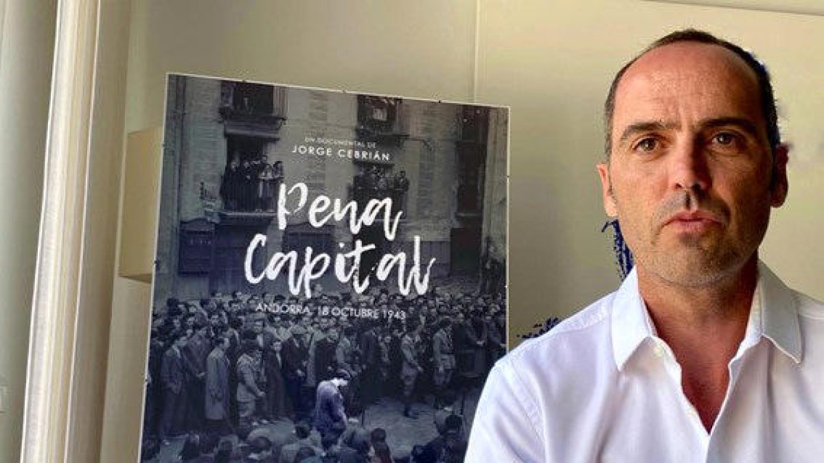 Cebrián al costat del cartell del documental.