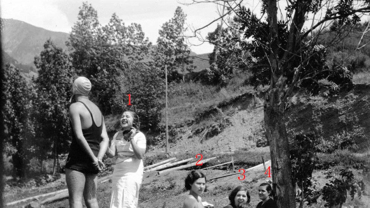 Cinc persones gaudeixen del temps d'esbarjo en una fotografia dels anys 30-40.