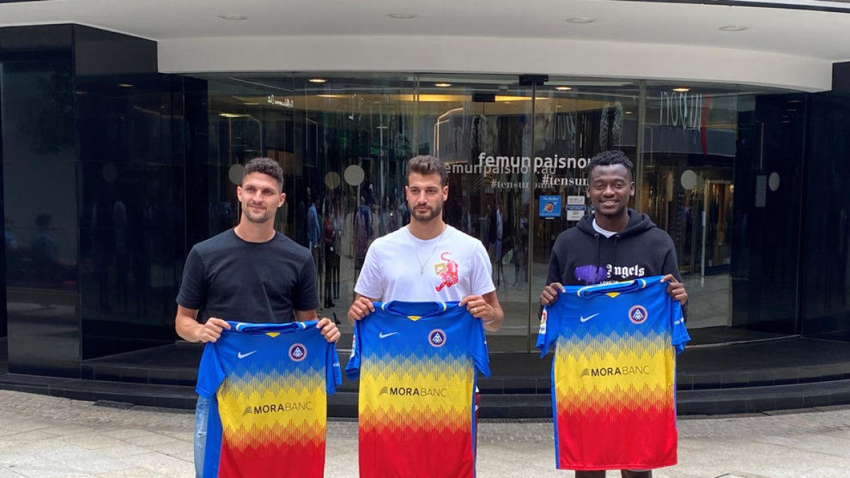 Almpanis, Bakis i Bundu, ahir, durant la presentació com a jugadors tricolors.