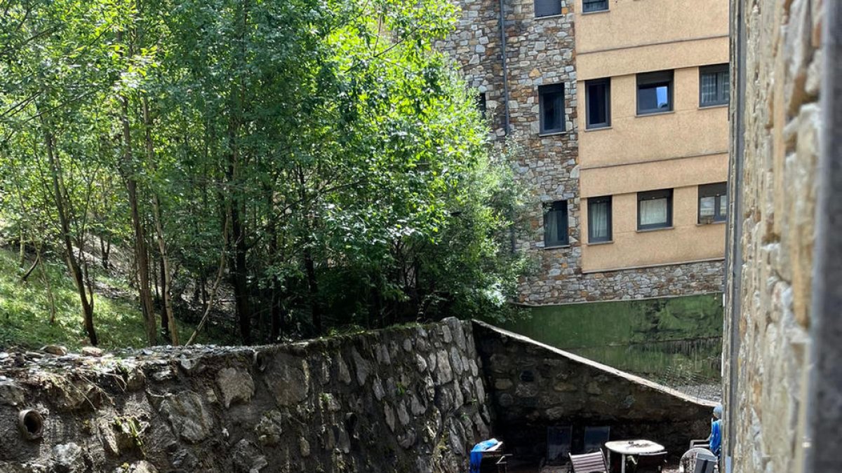 El material arrossegat pel desbordament a les terrasses de l'edifici d'Erts.