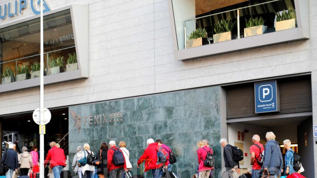 Turistes arribant a un hotel d'Escaldes