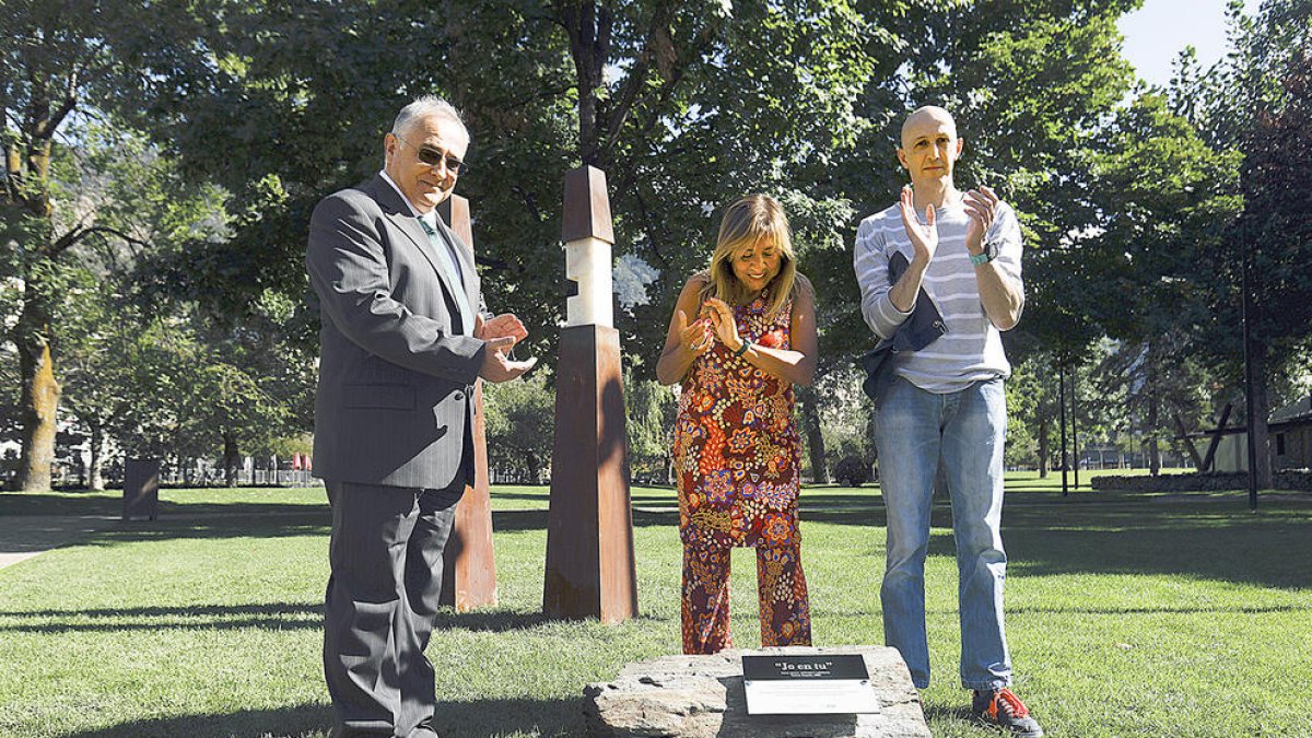 Albert Font, Toni Gamero i Conxita Marsol davant de l'escultura d'homenatge als donants.