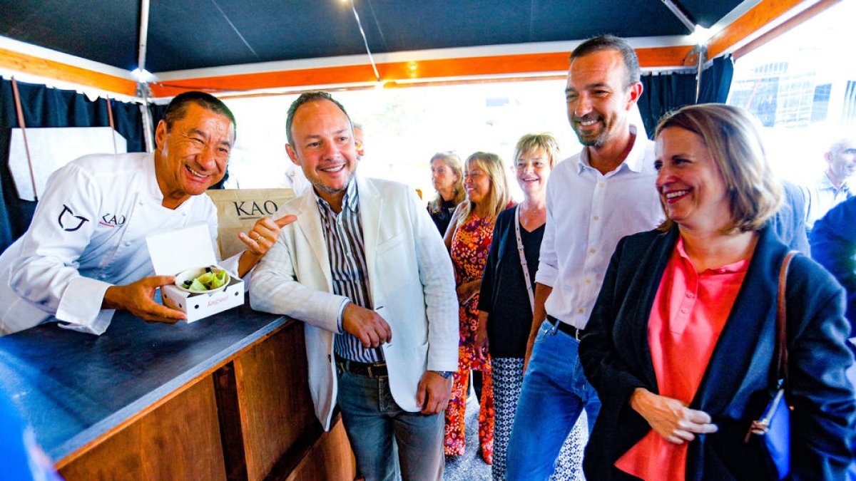 Les autoritats visitant les parades dels xefs.