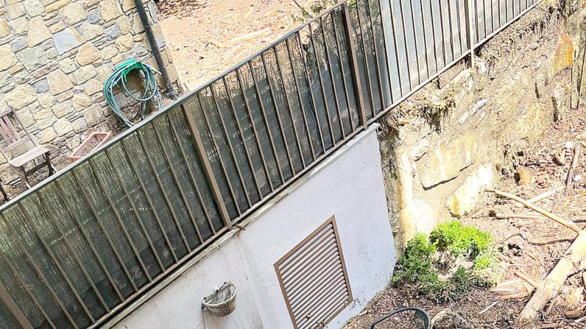 La terrassa de l'edifici encara conté molts sediments acumulats.