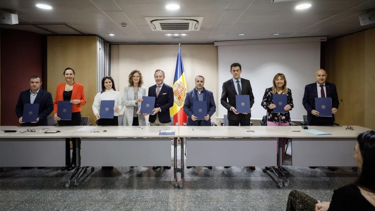 Signatura col·laboració de Govern amb els comuns