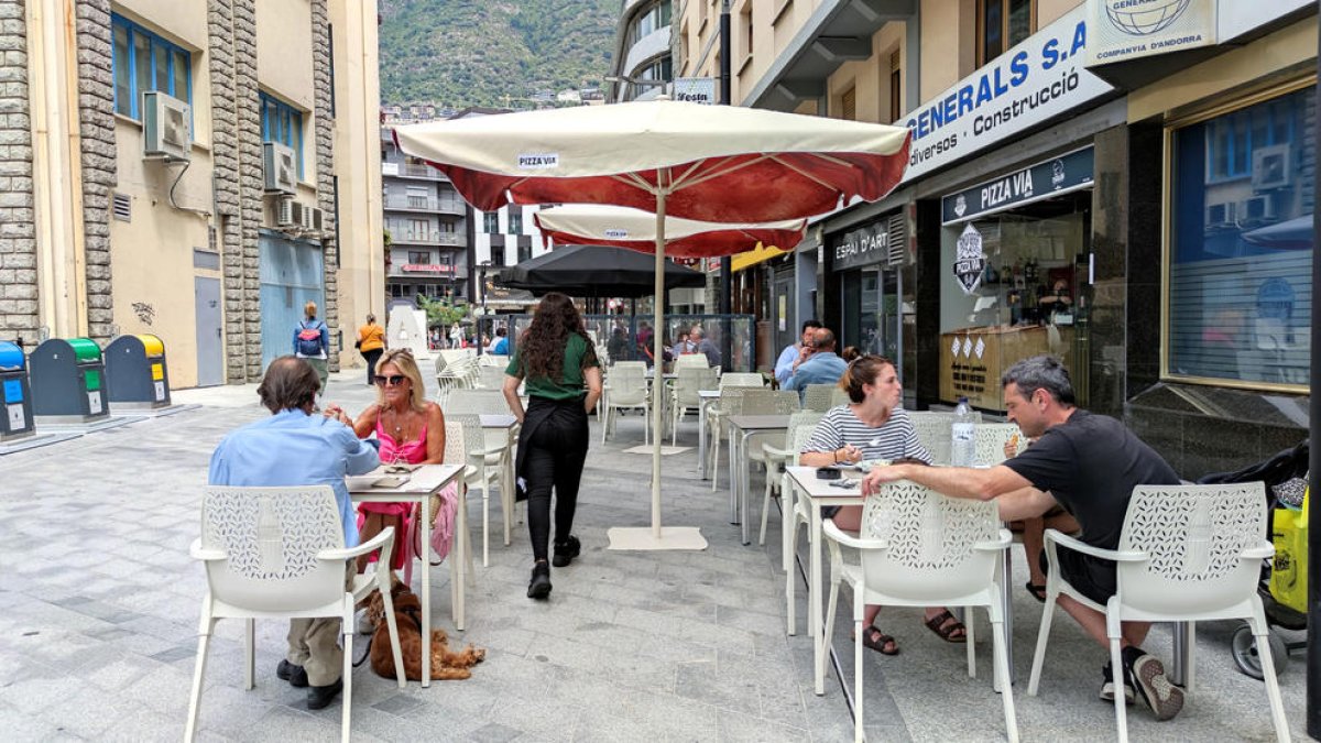 Clients a la terrassa d'un establiment.