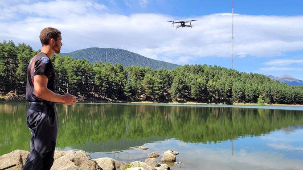 Un agent del cos fent anar el dron.
