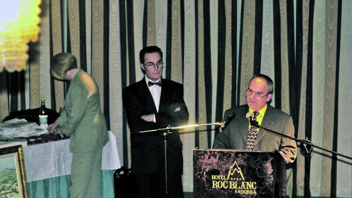 Joan Burgués i Simó Duró en la Nit Literària del 2001.