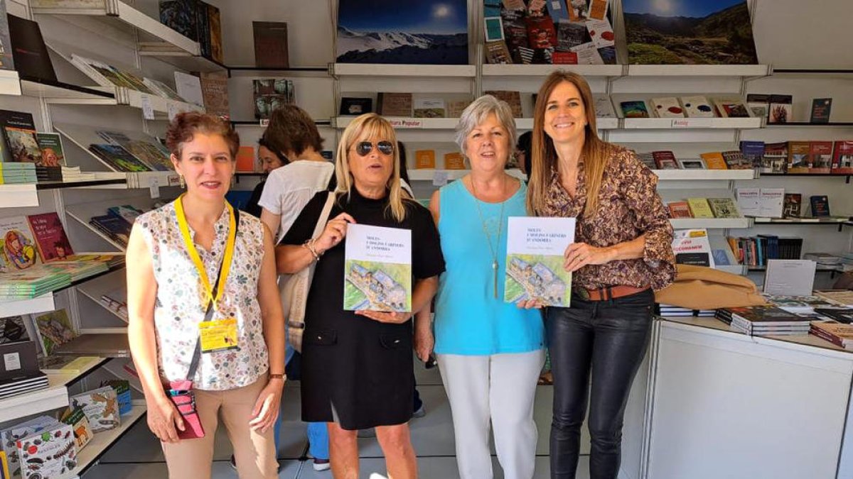 La ministra de Cultura, ahir a l'expositor d'Andorra.