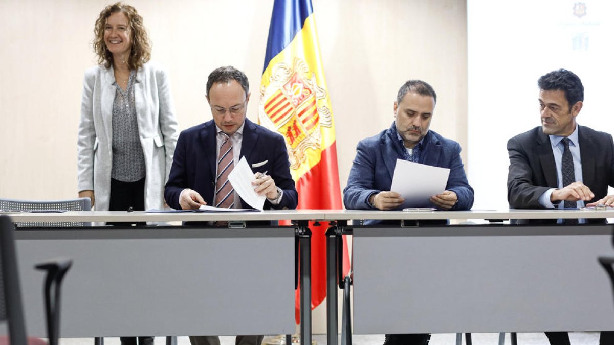 Calvó i Espot, ahir durant la signatura del conveni.