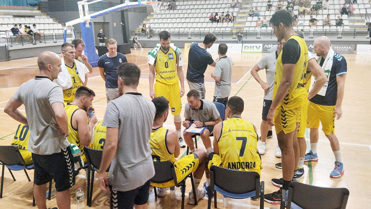 Els jugadors del MoraBanc Andorra en un temps mort.