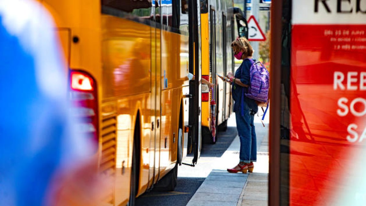 Una usuària d'autobús.