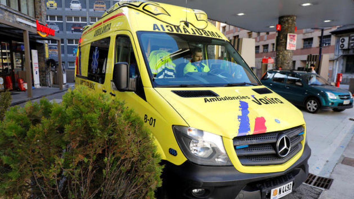 Una ambulància d'una de les empreses de l'UTE.