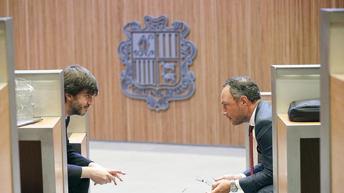 Carles Enseñat i Xavier Espot conversant a l'hemicicle del Consell General.