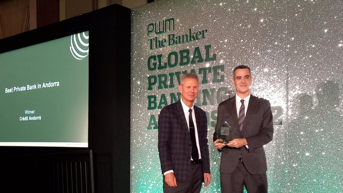 Jordi Playà, director de l'àrea de banca privada, amb el premi.