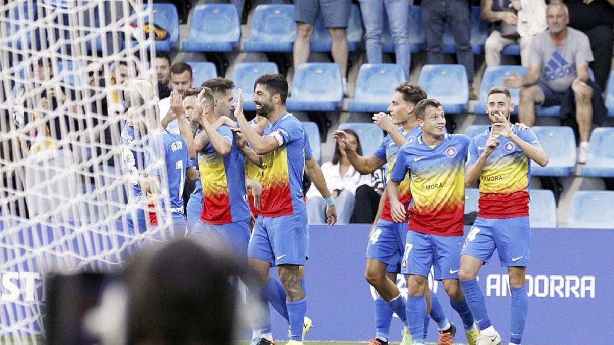 Els jugadors tricolors celebren l'1-0 marcat per Molina.