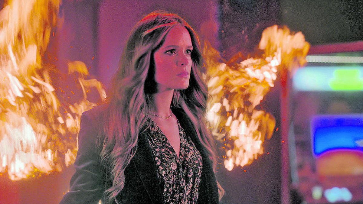 Abigail Cowen en el paper de Bloom Peters, en un moment de la sèrie.