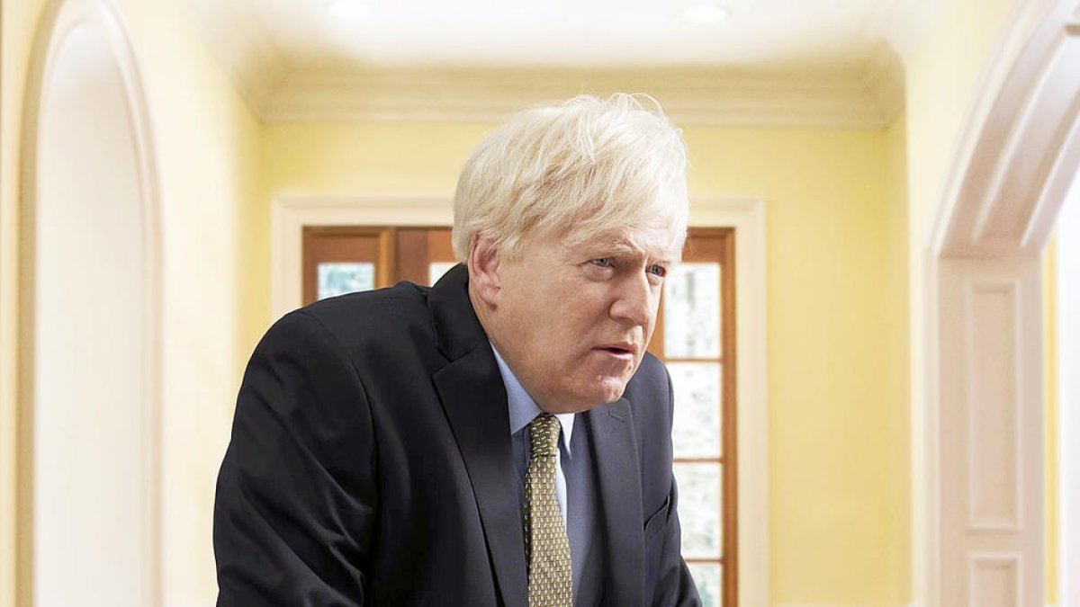 Kenneth Branagh en el paper de Boris Johnson a 'This England' (Movistar Plus+).