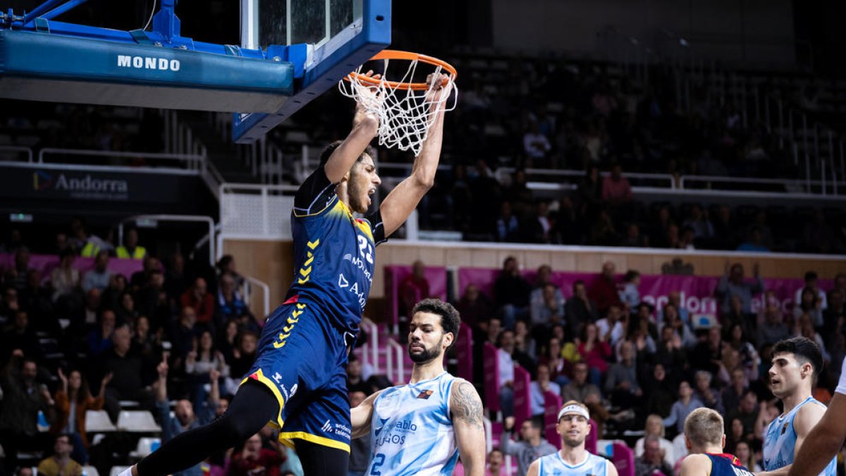 Felipe dos Anjos esmaixa en el duel disputat ahir al Poliesportiu.