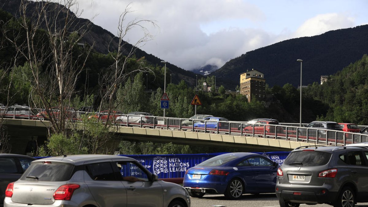 Les freqüències de bus frenen l'ús del transport públic