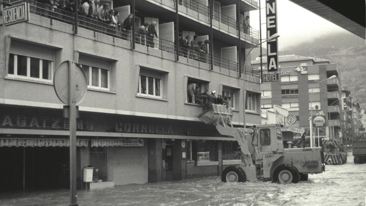 Una màquina excavadora desallotja un grup de persones de l'hotel Cornella, a l'avinguda Meritxell.