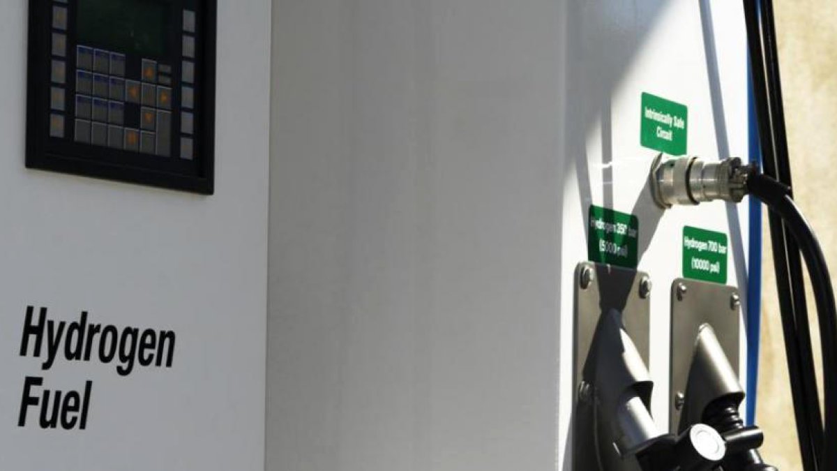 L'hidrogen es produeix amb electricitat i aigua en un procés reversible.