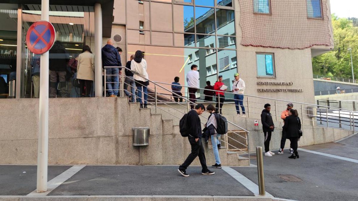 Cues d'ocupació al servei d'Immigració