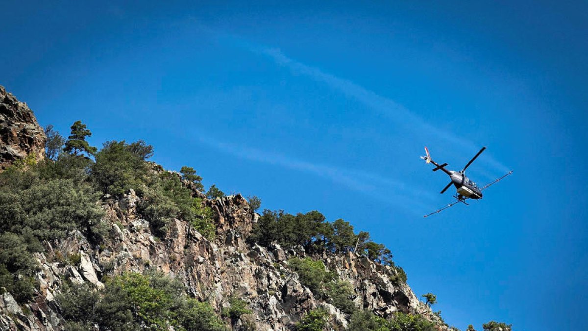 L'helicòpter realitzant el tractament.