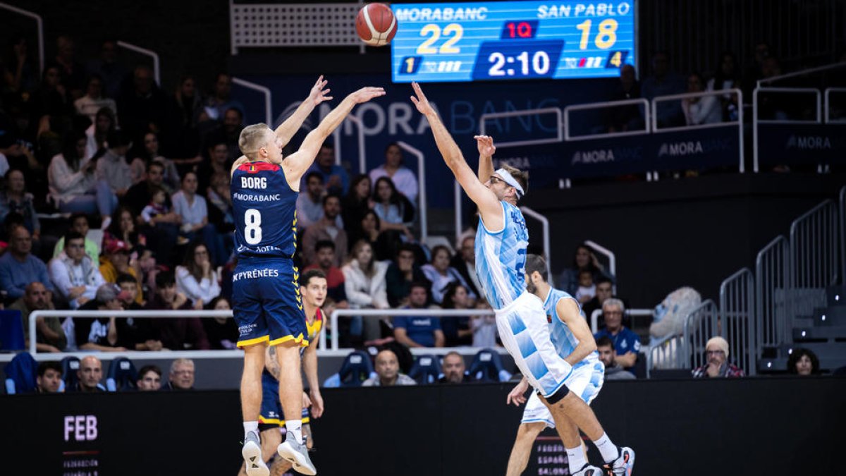 Tobias Borg llança a cistella.