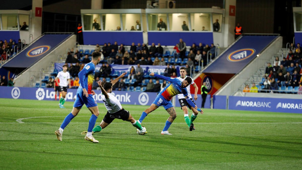 Un instant del duel de dissabte entre l'FC Andorra i el Racing de Santander.